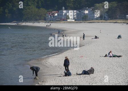 09. Mai 2020, Mecklenburg-Vorpommern, Binz: Wanderer sind am Strand des Ostseebades Binz. In Mecklenburg-Vorpommern dürfen ausländische Eigentümer von Zweitwohnungen seit dem 1. Mai wieder in das Land einreisen. Seit Samstag, dem 9. Mai 2020, dürfen Restaurants unter strengen Hygienebedingungen und Entfernungsregeln für Einheimische geöffnet werden. Foto: Stefan Sauer/dpa-Zentralbild/dpa Stockfoto