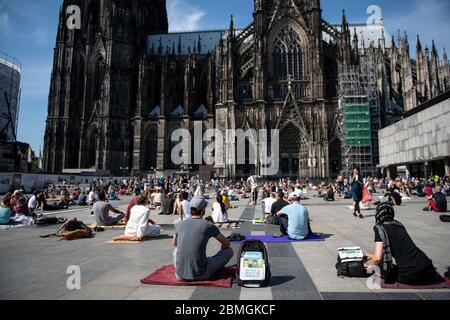 Köln, Deutschland. Mai 2020. Gegen die Corona-Schutzmaßnahmen protestieren die Menschen auf dem Roncalliplatz vor dem Kölner Dom. Quelle: Marius Becker/dpa/Alamy Live News Stockfoto