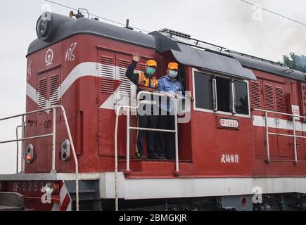 (200509) -- WUHAN, 9. Mai 2020 (Xinhua) -- EIN Güterzug China-Europa fährt vom Container-Zentrum-Bahnhof Wujashan in Wuhan, der zentralen chinesischen Provinz Hubei, 9. Mai 2020 ab. Ein Güterzug China-Europa mit antiepidemischen Lieferungen fuhr am Samstag von Wuhan, einst von COVID-19 schwer getroffen, nach Belgrad, der Hauptstadt Serbiens. Der Zug fuhr um 10 Uhr morgens vom Container-Bahnhof Wujashan ab und beladen mit 294.42 Tonnen Antiepidemien wie Masken, Schutzanzügen, Brillen und medizinischen Geräten, so die China State Railway Group Co., Ltd. (Xinhua/Xiao Yiji Stockfoto