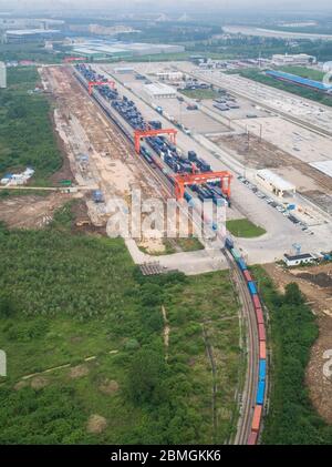 (200509) -- WUHAN, 9. Mai 2020 (Xinhua) -- Luftaufnahme zeigt einen Güterzug China-Europa, der vom Container-Center-Bahnhof Wujashan in der zentralen chinesischen Provinz Hubei abfährt, 9. Mai 2020. Ein Güterzug China-Europa mit antiepidemischen Lieferungen fuhr am Samstag von Wuhan, einst von COVID-19 schwer getroffen, nach Belgrad, der Hauptstadt Serbiens. Der Zug fuhr um 10 Uhr morgens vom Bahnhof Wujashan ab und beladen mit 294.42 Tonnen Antiepidemien wie Masken, Schutzanzügen, Brillen und medizinischen Geräten, so die China State Railway Group Co., L Stockfoto