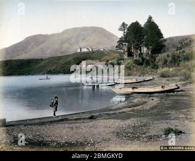 [ 1880er Jahre Japan - Lake Ashinoko ] - Boote am Ufer des Lake Ashinoko in Hakone, Präfektur Kanagawa. Im Hintergrund ist die Kaiservilla Hakone (箱根離宮) zu sehen. Der See liegt in der Caldera des Mount Hakone. Es ist zum Symbol von Hakone geworden. Vintage Albumin-Fotografie aus dem 19. Jahrhundert. Stockfoto