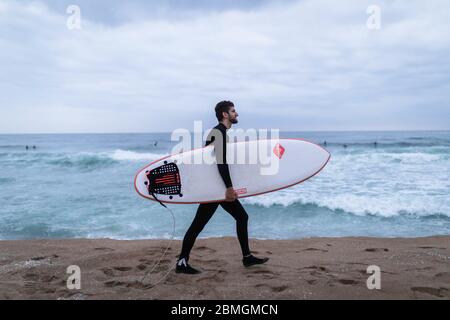 Barcelona, Spanien. Mai 2020. Ein Mann bereitet sich auf das Surfen am Bogatell Strand während der Coronavirus (COVID-19) Krise. Zwischen 6 und 10 Uhr thatís wenn die Menschen dürfen Sport. Spanien hat bisher 223.000 Fälle von Coronavirus, 26,299 Todesfälle und 131.000 Genesen bestätigt. Quelle: SOPA Images Limited/Alamy Live News Stockfoto