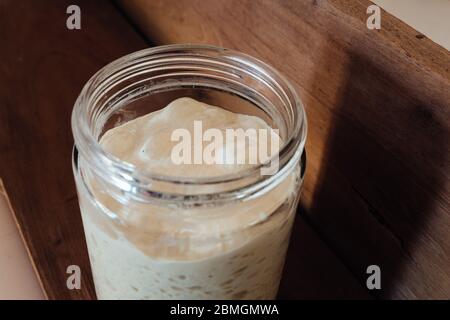 Sprudelnder aktiver Sauerteig-Starter, gebrauchsfertig. Rezept: Weißes Mehl, Wasser, Salz, Instant Hefe, auch schnellaufgehende oder schnell wirkende Trockenhefe genannt Stockfoto