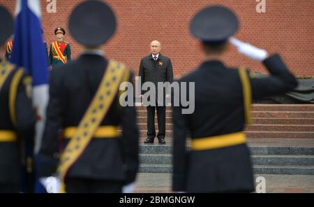 Moskau, Russland. Mai 2020. Der russische Präsident Wladimir Putin begibt sich auf die Ehrenwache während des 75. Jahrestages des Sieges über Nazi-Deutschland im Zweiten Weltkrieg, am Grab des unbekannten Soldaten entlang der Kreml-Mauern am 9. Mai 2020 in Moskau, Russland. Die jährliche Militärparade und Kundgebung am Siegestag wurde wegen der Coronavirus-Pandemie abgesagt. Kredit: Alexei Druzhinin/Kreml Pool/Alamy Live News Stockfoto