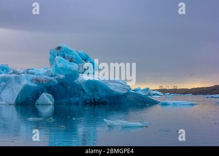 Eisberg treiben in Jökulsárlón Gletscher-Bucht Stockfoto