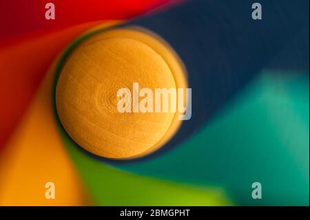 Mehrfarbige Nahaufnahme des Windrads in Bewegung Stockfoto