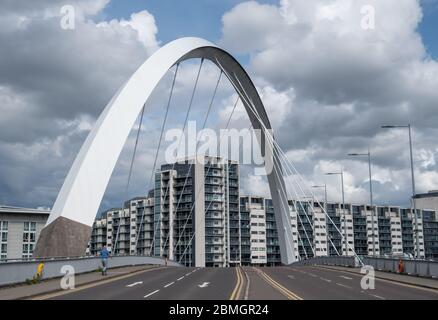 Glasgow, Schottland, Großbritannien. Mai 2020. Wetter in Großbritannien. Warmer und sonniger Nachmittag an der Clyde Arc Wonky Bridge über den Fluss Clyde. Kredit: Skully/Alamy Live News Stockfoto
