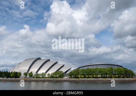 Glasgow, Schottland, Großbritannien. Mai 2020. Wetter in Großbritannien. Warmer und sonniger Nachmittag im SEC Armadillo und im SSE Hydro, Teil des Scottish Event Campus, am Ufer des Flusses Clyde. Kredit: Skully/Alamy Live News Stockfoto