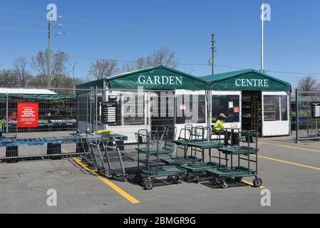 Ottawa, Kanada – 7. Mai 2020: Gartencenter, wie dieses von Loblaws auf Baseline Rd betrieben, sind eines der wenigen Unternehmen, die in ONT wieder eröffnet werden dürfen Stockfoto