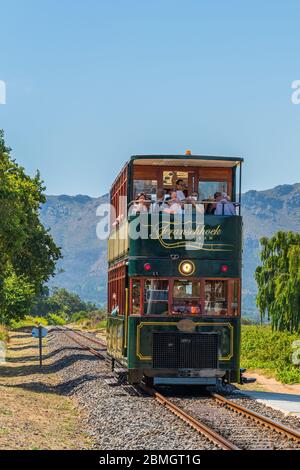 FRANSCHHOEK WESTERN CAPE SOUTH AFRICA - FEBRUAR 02. 2020 - Rikety Bridge Winery Bahnhof für Touristen Tram Fahrt zwischen Weinbergen in der Fran Stockfoto