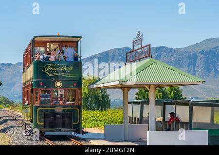 FRANSCHHOEK WESTERN CAPE SOUTH AFRICA - FEBRUAR 02. 2020 - Rikety Bridge Winery Bahnhof für Touristen Tram Fahrt zwischen Weinbergen in der Fran Stockfoto