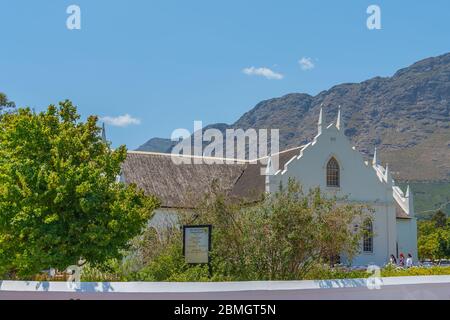 Franschhoek, Westkap, Südafrika. Februar 02.2020: Weiße reformierte Kirche in Franschhoek, Südafrika mit blauem Himmel Stockfoto