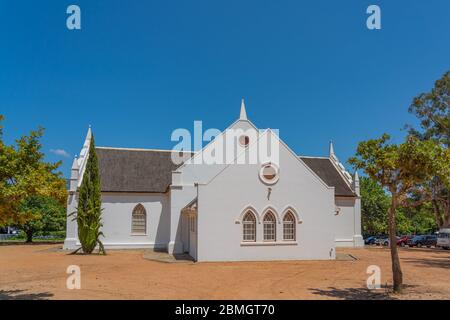 Weiße reformierte Kirche in Franschhoek, Südafrika mit blauem Himmel Stockfoto