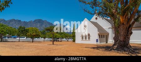 Franschhoek, Westkap, Südafrika. Februar 02.2020: Weiße reformierte Kirche in Franschhoek, Südafrika mit blauem Himmel Stockfoto