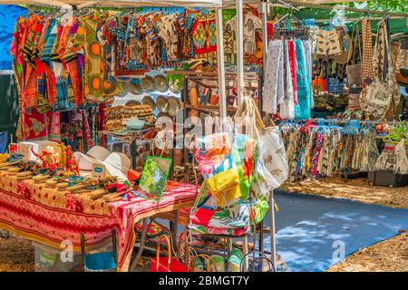 Franschhoek, Südafrika, Februar 02.2020: Kunst- und Handwerksmarkt in Franschhoek mit Souvenirständen an einem sonnigen Frühlingstag Stockfoto