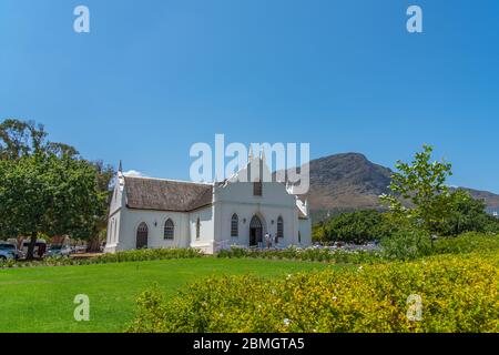 Franschhoek, Westkap, Südafrika. Februar 02.2020: Weiße reformierte Kirche in Franschhoek, Südafrika mit blauem Himmel Stockfoto