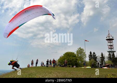 Kozakov, Tschechische Republik. Mai 2020. Ein Gleitschirm Abheben Sie sich von einem Kozakov (100 Kilometer nördlich von Prag) in der Tschechischen Republik. Paragliding ist ein Freizeit- und Wettkampfsport. Der Pilot sitzt in einem Gurtzeug unter einem Stoffflügel, dessen Form durch den Druck der Luft gebildet wird, die in die Lüftungsschlitze vor dem Flügel eindringt. Kredit: Slavek Ruta/ZUMA Wire/Alamy Live News Stockfoto