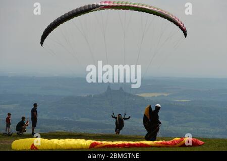 Kozakov, Tschechische Republik. Mai 2020. Ein Gleitschirm Abheben Sie sich von einem Kozakov (100 Kilometer nördlich von Prag) in der Tschechischen Republik. Paragliding ist ein Freizeit- und Wettkampfsport. Der Pilot sitzt in einem Gurtzeug unter einem Stoffflügel, dessen Form durch den Druck der Luft gebildet wird, die in die Lüftungsschlitze vor dem Flügel eindringt. Kredit: Slavek Ruta/ZUMA Wire/Alamy Live News Stockfoto