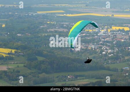 Kozakov, Tschechische Republik. Mai 2020. Ein Gleitschirm Abheben Sie sich von einem Kozakov (100 Kilometer nördlich von Prag) in der Tschechischen Republik. Paragliding ist ein Freizeit- und Wettkampfsport. Der Pilot sitzt in einem Gurtzeug unter einem Stoffflügel, dessen Form durch den Druck der Luft gebildet wird, die in die Lüftungsschlitze vor dem Flügel eindringt. Kredit: Slavek Ruta/ZUMA Wire/Alamy Live News Stockfoto