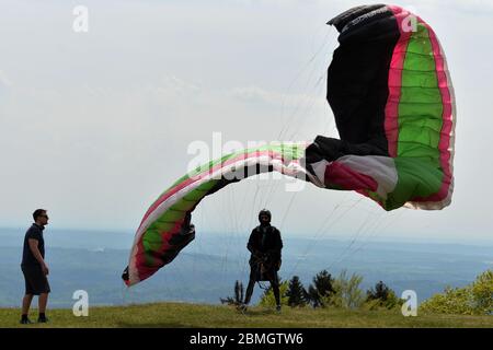 Kozakov, Tschechische Republik. Mai 2020. Ein Gleitschirm Abheben Sie sich von einem Kozakov (100 Kilometer nördlich von Prag) in der Tschechischen Republik. Paragliding ist ein Freizeit- und Wettkampfsport. Der Pilot sitzt in einem Gurtzeug unter einem Stoffflügel, dessen Form durch den Druck der Luft gebildet wird, die in die Lüftungsschlitze vor dem Flügel eindringt. Kredit: Slavek Ruta/ZUMA Wire/Alamy Live News Stockfoto