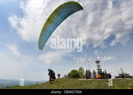 Kozakov, Tschechische Republik. Mai 2020. Ein Gleitschirm Abheben Sie sich von einem Kozakov (100 Kilometer nördlich von Prag) in der Tschechischen Republik. Paragliding ist ein Freizeit- und Wettkampfsport. Der Pilot sitzt in einem Gurtzeug unter einem Stoffflügel, dessen Form durch den Druck der Luft gebildet wird, die in die Lüftungsschlitze vor dem Flügel eindringt. Kredit: Slavek Ruta/ZUMA Wire/Alamy Live News Stockfoto