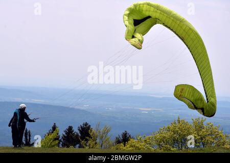 Kozakov, Tschechische Republik. Mai 2020. Ein Gleitschirm Abheben Sie sich von einem Kozakov (100 Kilometer nördlich von Prag) in der Tschechischen Republik. Paragliding ist ein Freizeit- und Wettkampfsport. Der Pilot sitzt in einem Gurtzeug unter einem Stoffflügel, dessen Form durch den Druck der Luft gebildet wird, die in die Lüftungsschlitze vor dem Flügel eindringt. Kredit: Slavek Ruta/ZUMA Wire/Alamy Live News Stockfoto