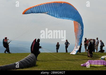 Kozakov, Tschechische Republik. Mai 2020. Ein Gleitschirm Abheben Sie sich von einem Kozakov (100 Kilometer nördlich von Prag) in der Tschechischen Republik. Paragliding ist ein Freizeit- und Wettkampfsport. Der Pilot sitzt in einem Gurtzeug unter einem Stoffflügel, dessen Form durch den Druck der Luft gebildet wird, die in die Lüftungsschlitze vor dem Flügel eindringt. Kredit: Slavek Ruta/ZUMA Wire/Alamy Live News Stockfoto