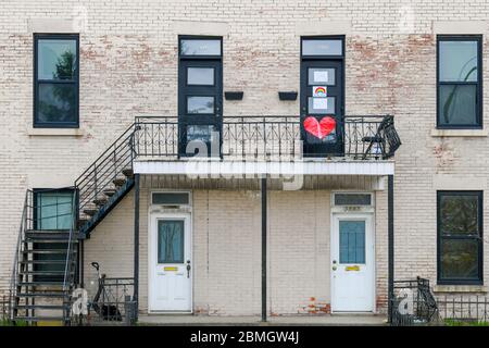 Tür eines Hauses mit Herz und Regenbogen der Hoffnung während der Covid 19 Pandemie, Montreal, Kanada Stockfoto