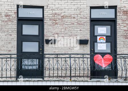 Tür eines Hauses mit Herz und Regenbogen der Hoffnung während der Covid 19 Pandemie, Mile End, Montreal, Kanada Stockfoto