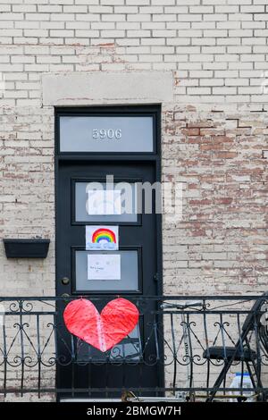 Tür eines Hauses mit Herz und Regenbogen der Hoffnung während der Covid 19 Pandemie, Montreal, Kanada Stockfoto