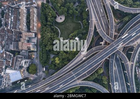 Luftaufnahme von Autobahn und Überführung in Stadt Stockfoto