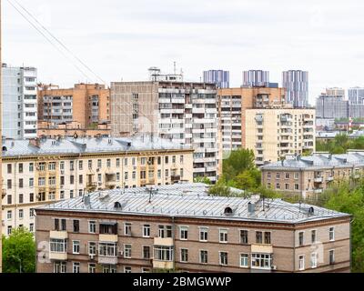 Über Blick auf Wohnviertel in Moskau Stadt an bewölktem Frühlingstag Stockfoto