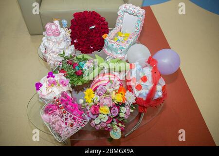 Großer Strauß von hundert großen roten Rosen Blumen. Der Griff des Verlobungskorbes rot. Ein Blumenstrauß von hundert roten Rosen. Stockfoto