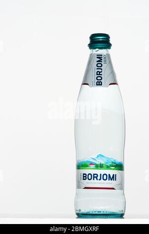 Russland, Republik Baschkortostan, Mrakovo, - 8. Mai 2020: Glasflasche georgischen Mineralwasser Borjomi. Weißer Hintergrund. Nahaufnahme. Gesundheitswesen. Entfällt Stockfoto