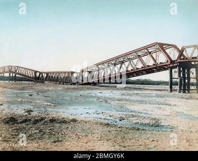 [ 1890er Jahre Japan - Nobi Erdbeben Zerstörung ] - EINE zusammengebrochene Nagaragawa Eisenbahnbrücke an der Tokaido Hauptlinie (東海道本線長良川鉄橋) in der Präfektur Gifu nach dem Nobi Erdbeben (濃尾地震, Nobi Jishin) vom 28. Oktober 1891 (Meiji 24). Die Brücke wurde erst vier Jahre zuvor fertiggestellt, im Jahr 1887 (Meiji 20). Es war die größte Eisenbahnbrücke in Japan zu der Zeit. Vintage Albumin-Fotografie aus dem 19. Jahrhundert. Stockfoto