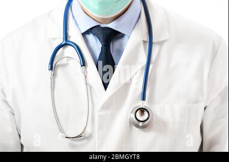 Nahaufnahme Porträt des unkenntlichen Arzt posiert mit Stethoskop und Gesichtsmaske. Gesundheitskonzept . Stockfoto