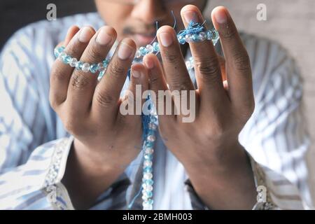 muslimischer Mann, der während des ramadan betet, Nahaufnahme Stockfoto