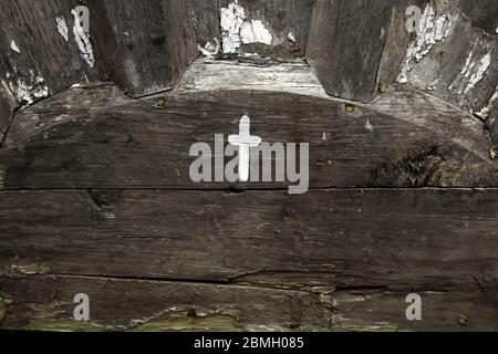 Kreuzzeichen auf einem Holz, Detail des religiösen Zeichens, Christentum und Glauben Stockfoto