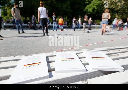 Hannover, Deutschland. 9. Mai 2020. firo: 09.05.2020, Deutschland, Niedersachsen, Freizeit, Tourismus, Erholungsgebiet, Entspannung der Abschaltung durch CORONA, COVID-19, Demo, Demonstration, Protestaktion gegen die Aushöhlung der Grundrechte steht das Grundgesetz im Vordergrund. Quelle: dpa/Alamy Live News Stockfoto