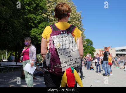 Hannover, Deutschland. 9. Mai 2020. firo: 09.05.2020, Deutschland, Niedersachsen, Freizeit, Tourismus, Erholungsgebiet, Entspannung der Abschaltung durch CORONA, COVID-19, Demo, Demonstration, Protestaktion gegen die Erosion der Grundrechte, Frau mit Plakat, Ich bin ein Narr weltweit Credit: dpa/Alamy Live News Stockfoto