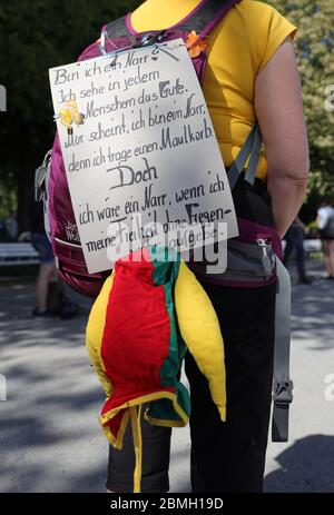 Hannover, Deutschland. 9. Mai 2020. firo: 09.05.2020, Deutschland, Niedersachsen, Freizeit, Tourismus, Erholungsgebiet, Entspannung der Abschaltung durch CORONA, COVID-19, Demo, Demonstration, Protestaktion gegen die Erosion der Grundrechte, Frau mit Plakat, Ich bin ein Narr weltweit Credit: dpa/Alamy Live News Stockfoto