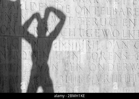 Detail und Schatten der Totenstatue am 4. Mai in Amsterdam, Niederlande 2020 in Schwarz und Weiß Stockfoto