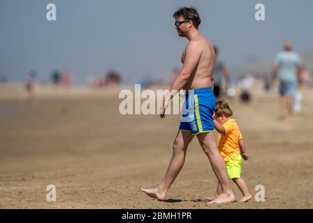 Egmond Aan Zee, Niederlande. Mai 2020. EGMOND AAN ZEE, 09-05-2020, Drukte op het Strand ondanks corona. Belebter Strand trotz Corona-Virus Kredit: Pro Shots/Alamy Live News Stockfoto