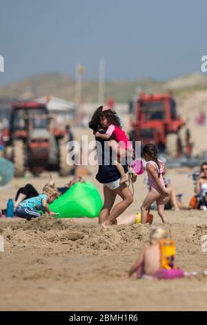 Egmond Aan Zee, Niederlande. Mai 2020. EGMOND AAN ZEE, 09-05-2020, Drukte op het Strand ondanks corona. Belebter Strand trotz Corona-Virus Kredit: Pro Shots/Alamy Live News Stockfoto