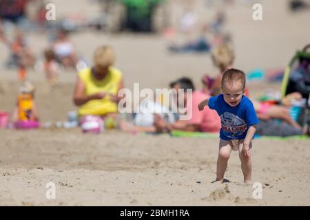 Egmond Aan Zee, Niederlande. Mai 2020. EGMOND AAN ZEE, 09-05-2020, Drukte op het Strand ondanks corona. Belebter Strand trotz Corona-Virus Kredit: Pro Shots/Alamy Live News Stockfoto