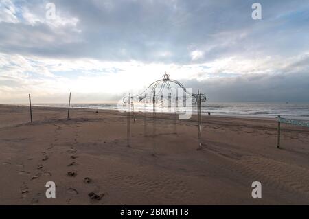 Hochzeitskapelle und Lage am Strand in Griechenland. Der Metallrahmen bietet die perfekte Kulisse für Hochzeitsfotos mit Sand und Meer im Hintergrund Stockfoto