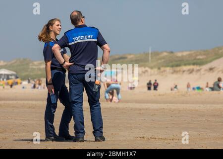 Egmond Aan Zee, Niederlande. Mai 2020. EGMOND AAN ZEE, 09-05-2020, Drukte op het Strand ondanks corona. Belebter Strand trotz Corona-Virus Kredit: Pro Shots/Alamy Live News Stockfoto