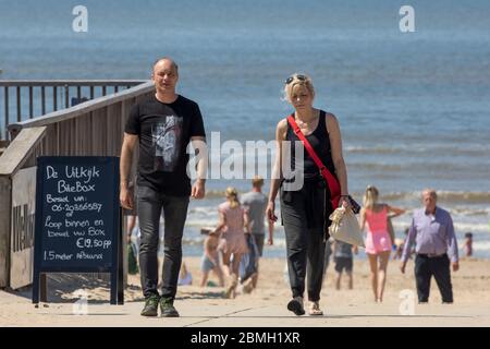 Egmond Aan Zee, Niederlande. Mai 2020. EGMOND AAN ZEE, 09-05-2020, Drukte op het Strand ondanks corona. Belebter Strand trotz Corona-Virus Kredit: Pro Shots/Alamy Live News Stockfoto