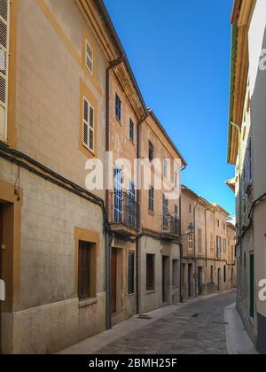 Eine Gasse in der Altstadt von Pollenca auf der baleareninsel Mallorca (Mallorca), Spanien Stockfoto