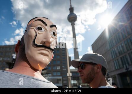 Berlin, Deutschland. Mai 2020. Ein Mann mit anonymer Maske steht bei einer Demonstration auf dem Alexanderplatz, im Hintergrund der Fernsehturm. Mehrere hundert Personen versammelten sich am Samstagnachmittag am Alexanderplatz zu einem unangekündigten Treffen. Die Polizei war mit mehreren Einsatzkräften vor Ort. Kredit: Christophe Gateau/dpa/Alamy Live News Stockfoto